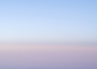 Aufnahme des Himmels aus dem Flugzeug in sanften Farben