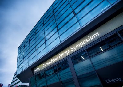 Blick auf die Fassade des Eingangbereiches des Tagungszentrum Darmstadtium in Darmstadt amlässlich einer Reportage über ein dort stattfindendes Symposium